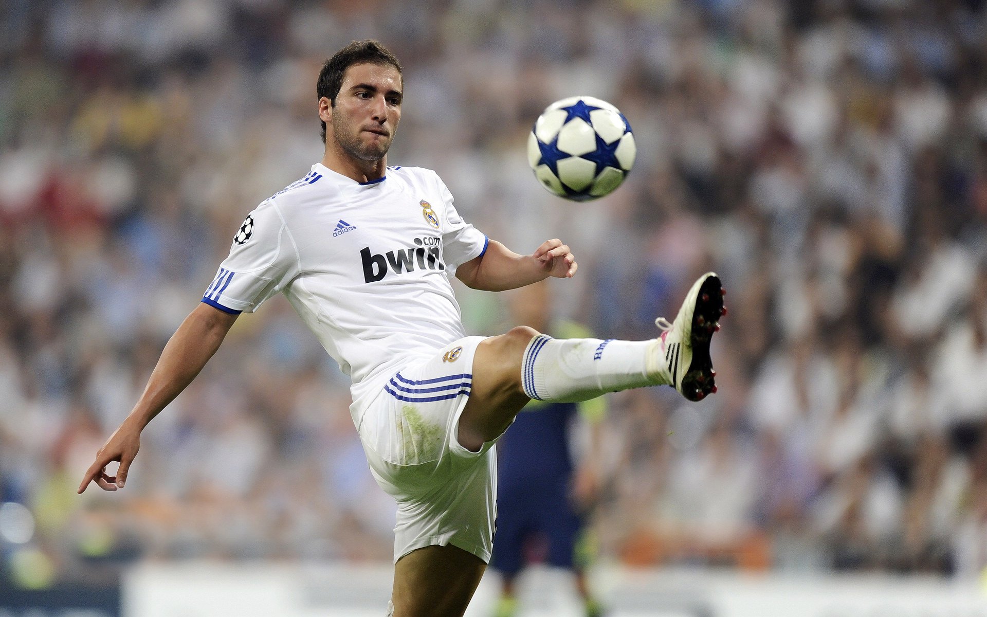 米切尔关键三分如利剑出鞘，广东队末节一波流带走奇才