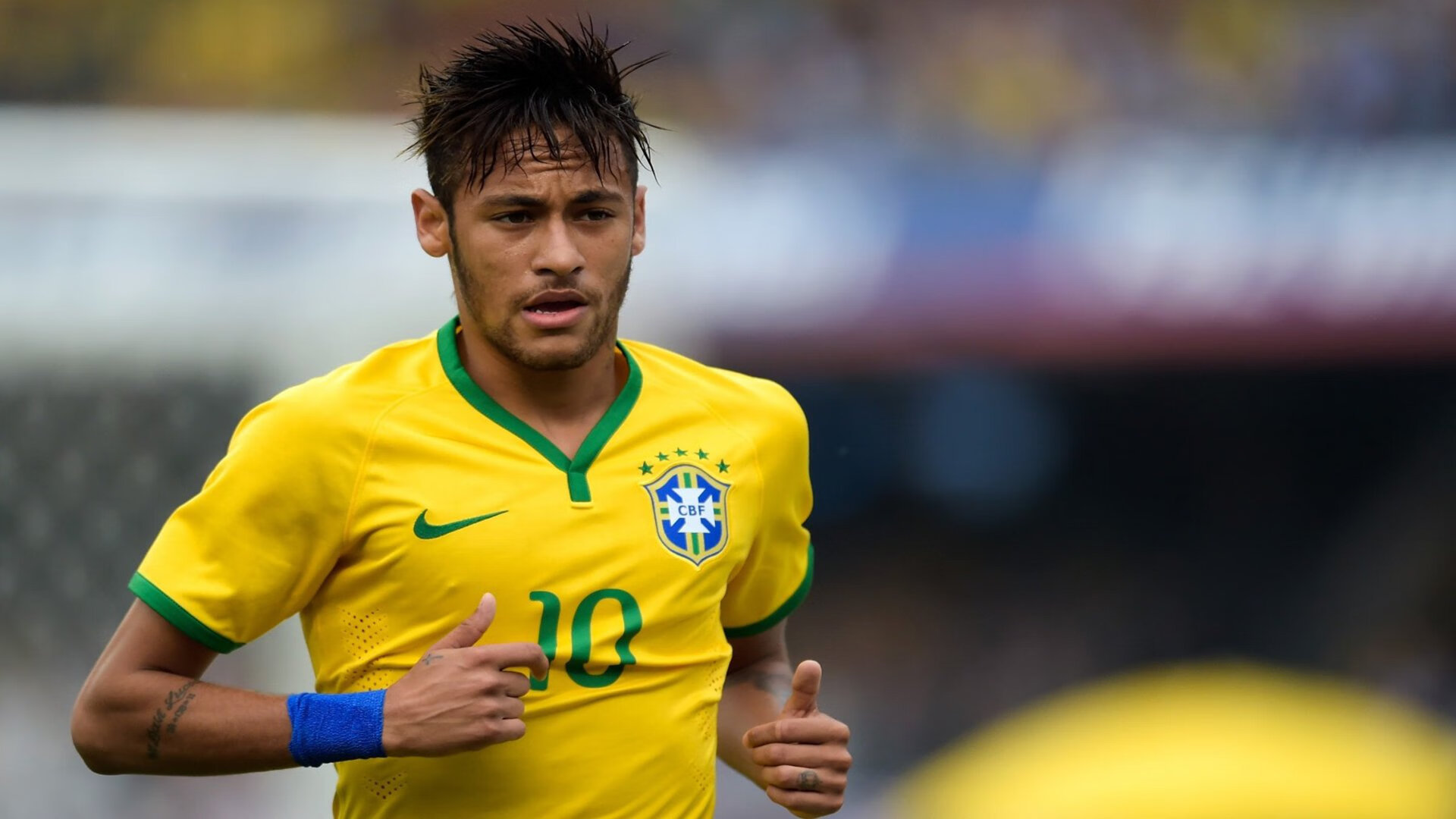 引擎轰鸣与绿茵荣光，F1新赛季揭幕战之夜，福登点燃赛场